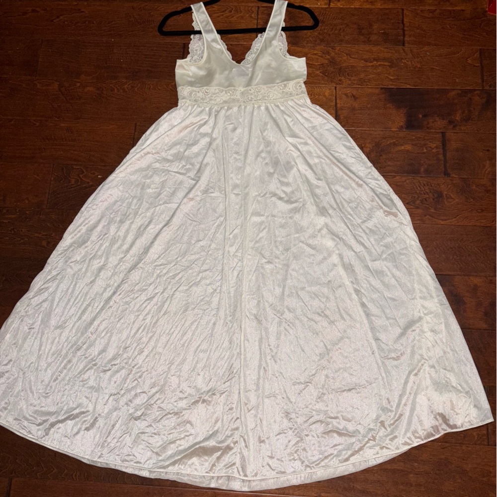 Vintage Jones New York Medium Elegant Silk Cream Buttery Soft Nightgown